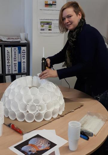 Elodie assitée de franklin et d'Isabelle réalise le bonhomme de neige