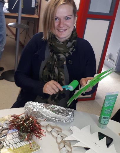 Elodie travaille sur une couronne
