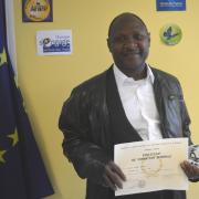 Younouss pose avec son diplôme